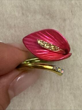 BETSEY JOHNSON CALLA LILY Pink Enamel Leaf Ring with Crystal Accents Sz 7 1/2